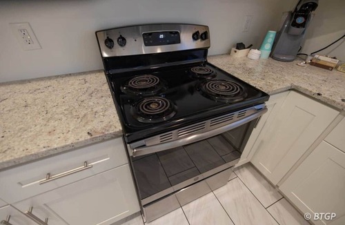 Whitehaven Apartment | Graceland Getaway · Cozy 2BR 1BA + Parking & WiFi