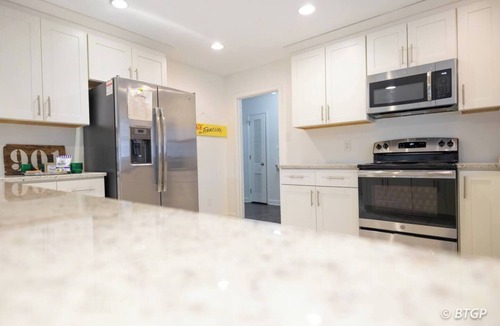 Whitehaven Apartment | Graceland Getaway · Cozy 2BR 1BA + Parking & WiFi