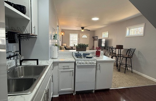 Greensboro House | Gracie's Hideaway in Greensboro
