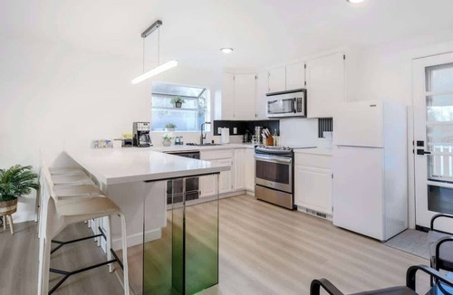 Renton House | Gracious 2b/1b Upper Unit - Designer Renovation!