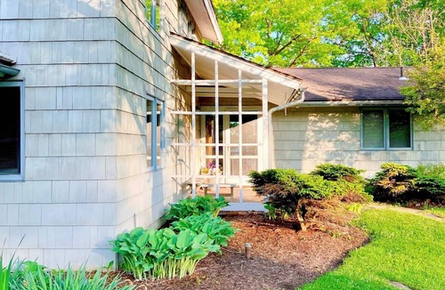 Cazenovia House | Gracious Mid-Century Modern-Right on Cazenovia Lake, with Expansive Grounds