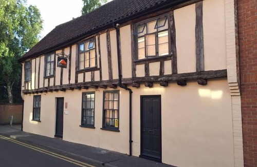 Norwich Apartment | Grade II Listed Flat with Modern Touches Sleeps 2