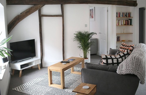 Norwich Apartment | Grade II Listed Flat with Modern Touches Sleeps 2