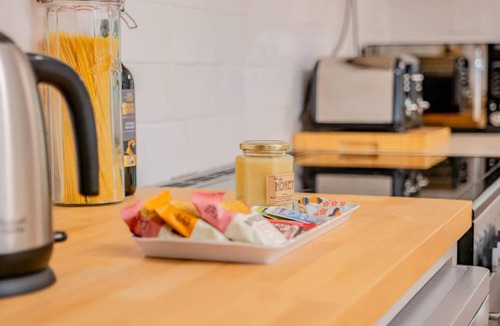 Kingsdon House | Grade II Listed House, Tranquil Garden & Parking