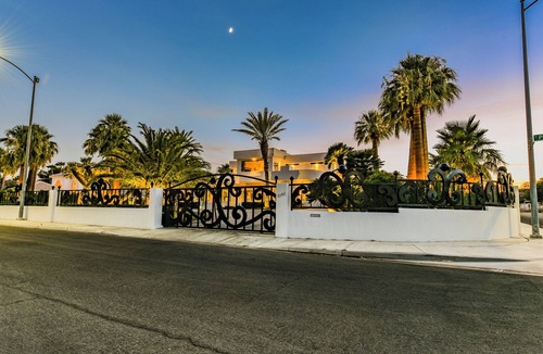 Canyon Gate House | Graffiti Mansion Las Vegas