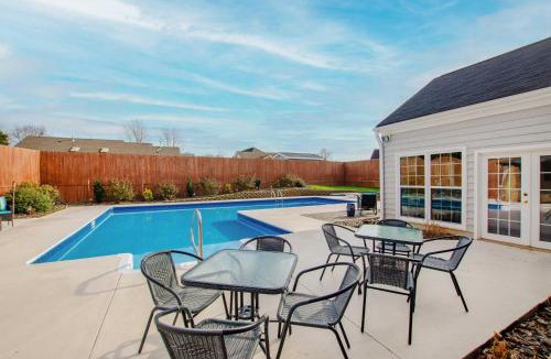 Graham House | Graham Home w/Private Pool & Ping-Pong Table!