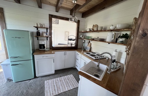Red Boiling Springs Cottage | Grain Bin Farmhouse with Loft Bedroom