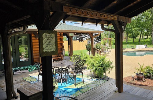 Canton Cabin | Grama's Cabin - Comfy Cabin for Two + 1-2 - King Bed~Pull-out Sofa/Pool~Hot Tub