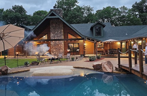 Canton Cabin | Grama's Cabin - Comfy Cabin for Two + 1-2 - King Bed~Pull-out Sofa/Pool~Hot Tub