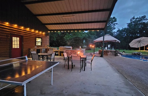 Canton Cabin | Grama's Cabin - Comfy Cabin for Two + 1-2 - King Bed~Pull-out Sofa/Pool~Hot Tub