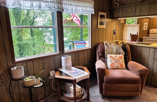 Bean Station House | Grammie's Cozy Lakefront Cabin: Your perfect lakeside hideaway!