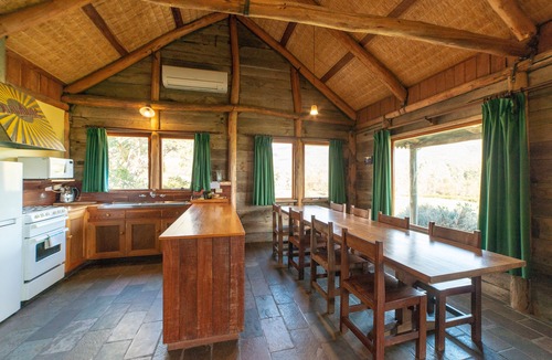 Halls Gap Cottage | Grampians Pioneer log cabin