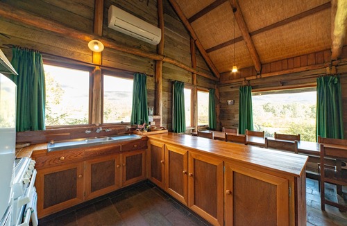 Halls Gap Cottage | Grampians Pioneer log cabin