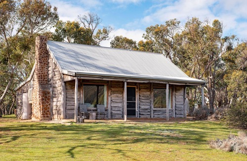 Halls Gap Cottage | Grampians Pioneer log cabin