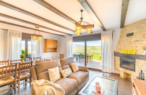 Villanueva de Yerri Ski Chalet | Gran casa rural con barbacoa ideal para familias