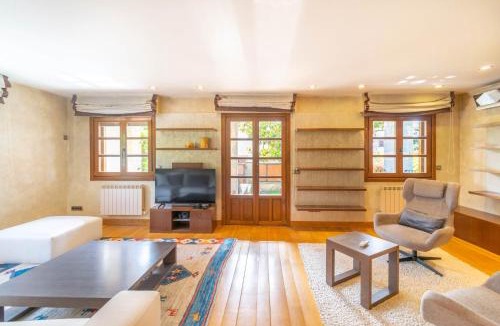 Zizur Mayor Apartment | Gran casa rural con piscina a 3 mi de Pamplona