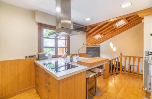 Zizur Mayor Apartment | Gran casa rural con piscina a 3 mi de Pamplona