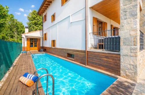 Zizur Mayor Apartment | Gran casa rural con piscina a 3 mi de Pamplona