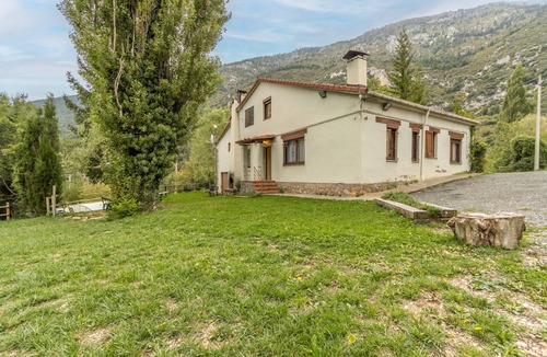 Oden Villa | Gran Parents Country House with Lake Views, Wi-Fi, and Air Conditioning