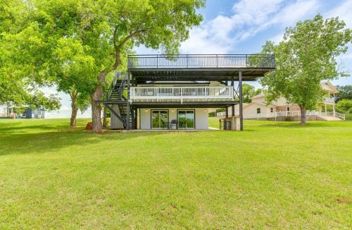 Dennis House | Granbury Home w/Lake Views ~ 6 Mi to Boat Launch!