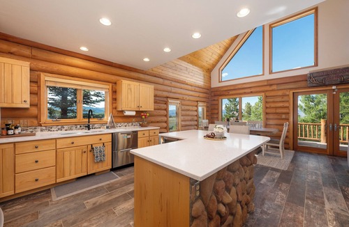 Innsbruck Val Moritz House | Granby 5BR, 5 Bath home, VIEWS!, HOTTUB, + FIREPIT!