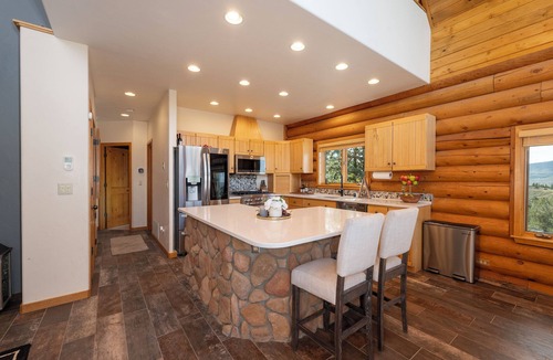 Innsbruck Val Moritz House | Granby 5BR, 5 Bath home, VIEWS!, HOTTUB, + FIREPIT!