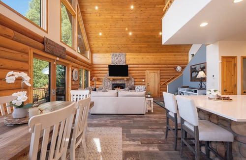 Innsbruck Val Moritz House | Granby 5BR, 5 Bath home, VIEWS!, HOTTUB, + FIREPIT!