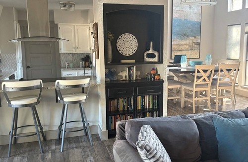 North Central Thousand Oaks House | Grand 100 Year Old Oaks - Peaceful & Centrally Location
