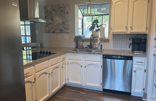 North Central Thousand Oaks House | Grand 100 Year Old Oaks - Peaceful & Centrally Location