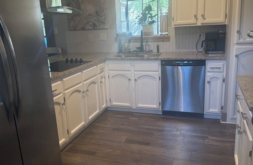 North Central Thousand Oaks House | Grand 100 Year Old Oaks - Peaceful & Centrally Location