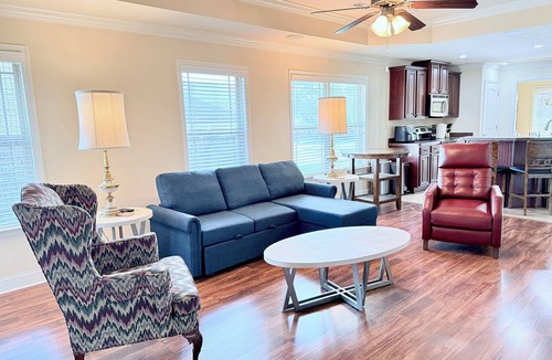 Huntsville House | Grand 3-bedroom house with AC in friendly central Huntsville close to everything