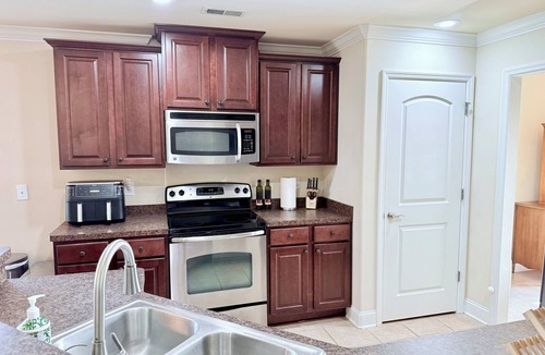 Huntsville House | Grand 3-bedroom house with AC in friendly central Huntsville close to everything
