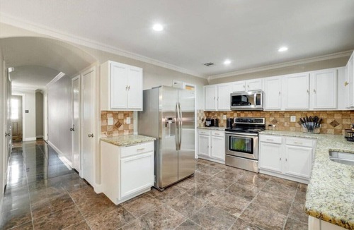 South Arlington Cottage | Grand 5BR 2 5B Villa With Pool & Hot Tub