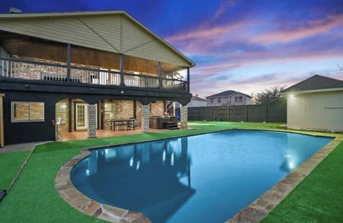 South Arlington Cottage | Grand 5BR 2 5B Villa With Pool & Hot Tub