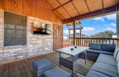 South Arlington Cottage | Grand 5BR 2 5B Villa With Pool & Hot Tub