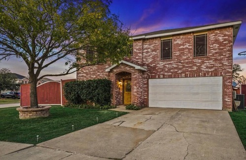 South Arlington Cottage | Grand 5BR 2 5B Villa With Pool & Hot Tub