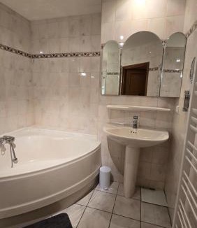 Bagneres-de-Bigorre Apartment | Grand Appart - centre ville - thermes - aquensis - parking privé