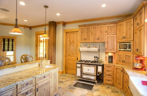 Eaton House | Grand Blanc Mountain Home