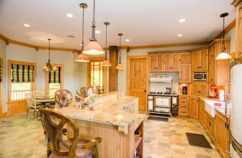 Eaton House | Grand Blanc Mountain Home