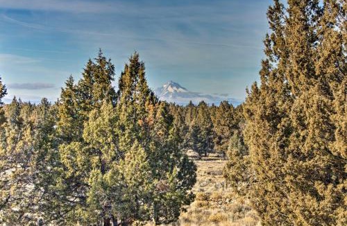 Crooked River Ranch House | Grand Cabin with Hot Tub and Views - 3 Miles to Hiking
