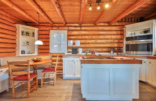 Sainte-Ann-des-Lacs Ski Chalet | Grand chalet en bois rond relaxant avec un spa.