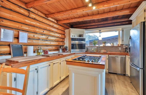 Sainte-Ann-des-Lacs Ski Chalet | Grand chalet en bois rond relaxant avec un spa.