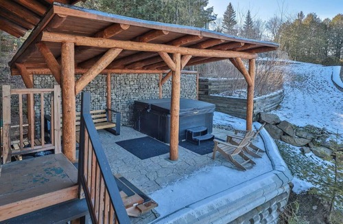 Sainte-Ann-des-Lacs Ski Chalet | Grand chalet en bois rond relaxant avec un spa.