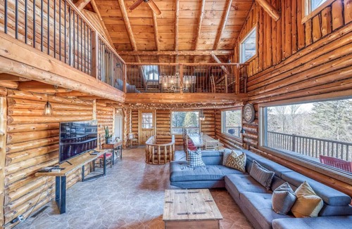 Sainte-Ann-des-Lacs Ski Chalet | Grand chalet en bois rond relaxant avec un spa.