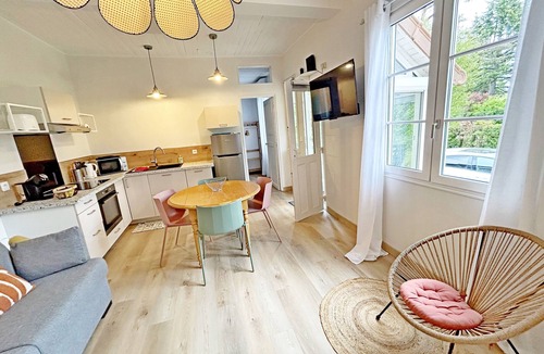 Chateauroux House | GRAND Chantilly House & Studio 8p with trees