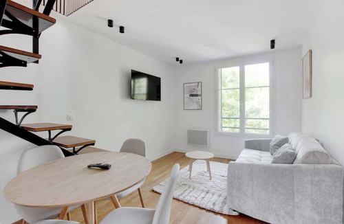 Saint-Ouen Apartment | Grand duplex climatisé 2BR - Proche Paris