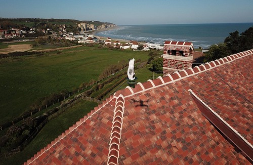 Pourville-sur-Mer Apartment | Grand Duplex *, Sea View, 5 bedrooms, linen provided, private garden