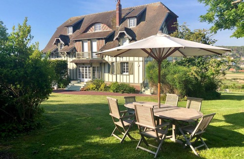 Pourville-sur-Mer Apartment | Grand Duplex *, Sea View, 5 bedrooms, linen provided, private garden