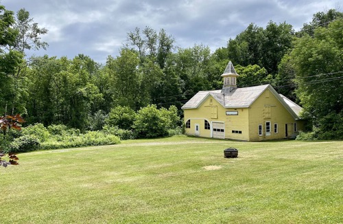 Hoosick Falls House | Grand farmhouse, big groups, close to skiing, 1 mi to VT, XL Hot Tub.