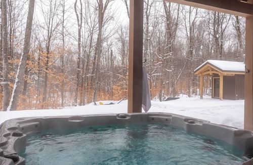 Mont-Tremblant House | Grand Foret Villa | 5700 sq.ft Luxury Chalet | Hot Tub, Firepit & Pool Table | Pet-Friendly